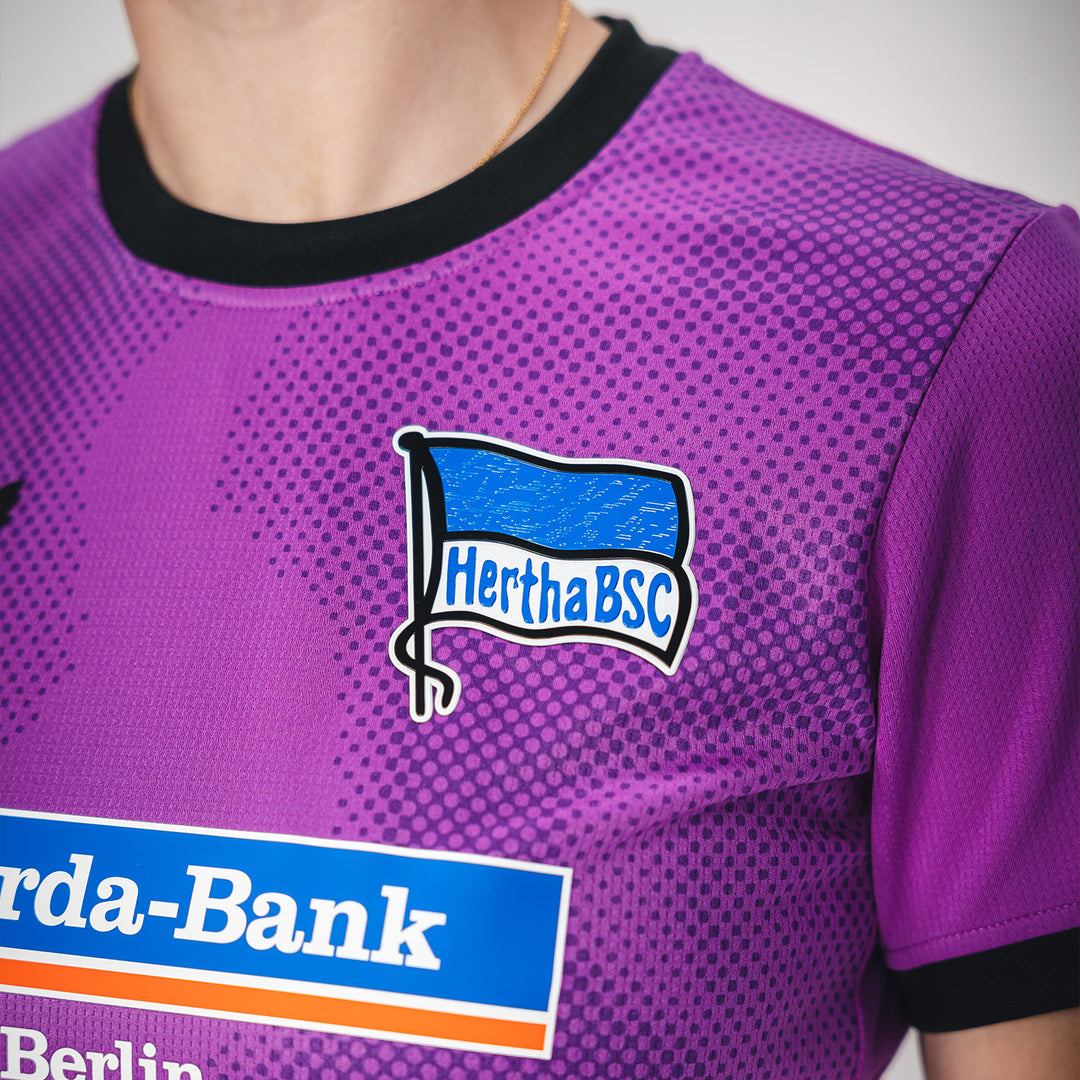 Hertha Torwarttrikot 26/27 violett Damenschnitt Detail Hertha Fahne