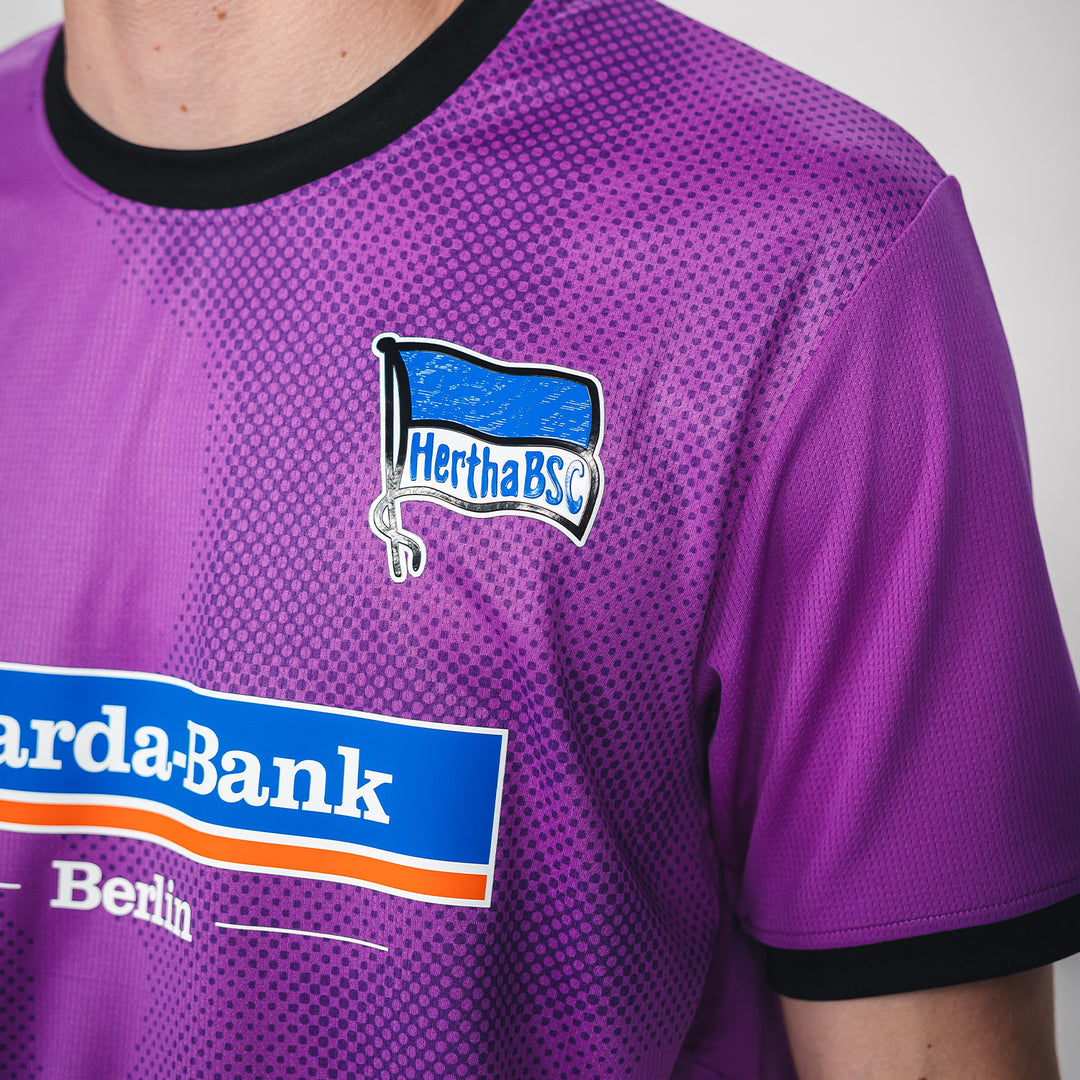 Hertha Torwarttrikot 26/27 violett kurzarm Detail Hertha Fahne