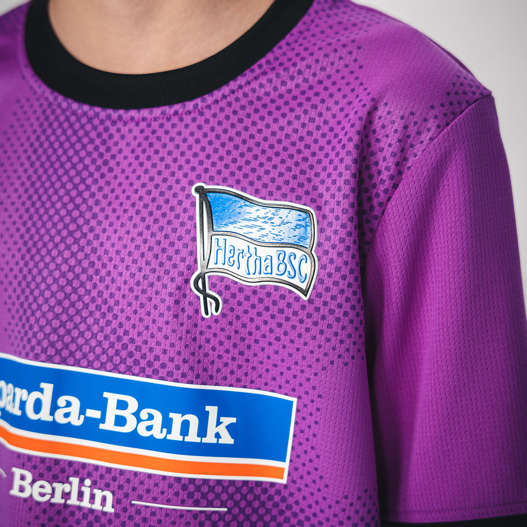 Hertha Torwarttrikot Kids 26/27 violett kurzarm Detail Hertha Fahne