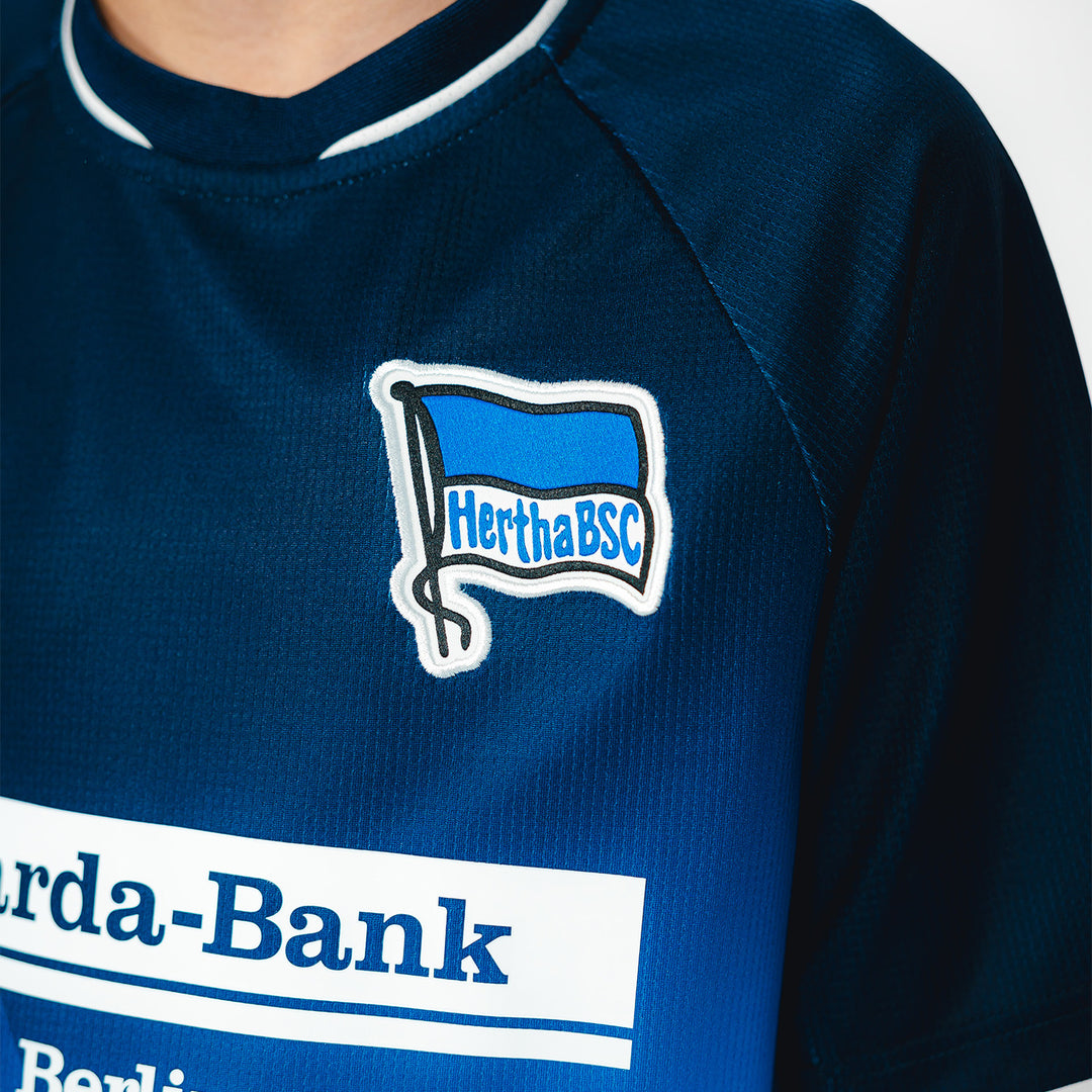 Hertha BSC Auswärtstrikot Kids 26/27 Detail Fahne