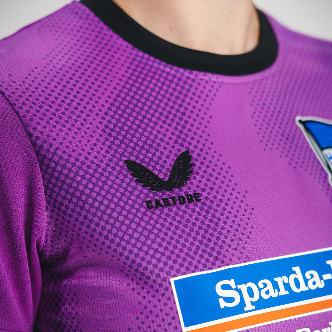 Hertha Torwarttrikot 26/27 violett Damenschnitt Detail Castore Logo
