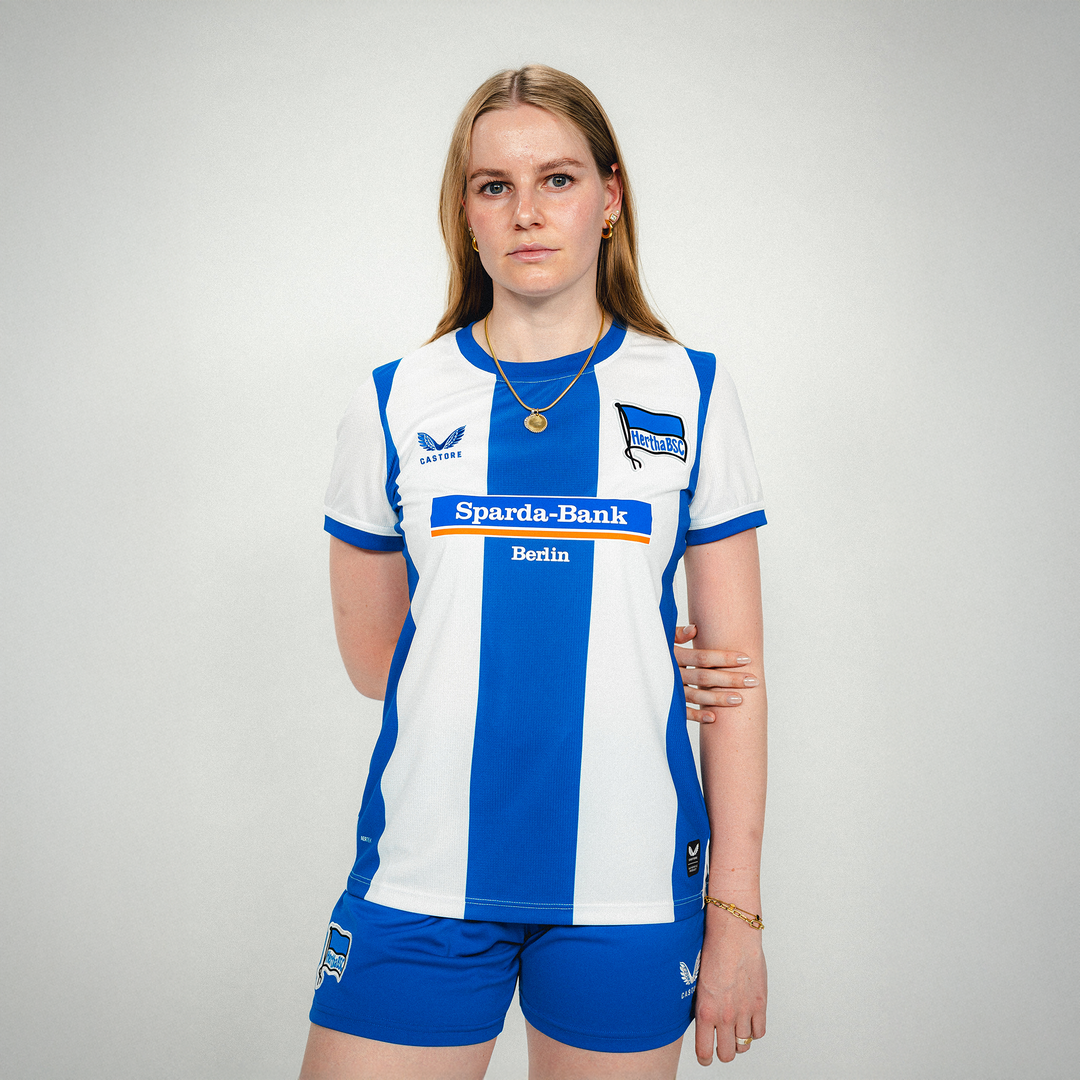 Hertha Heimtrikot 26/27 Damenschnitt Modelbild Vorderansicht