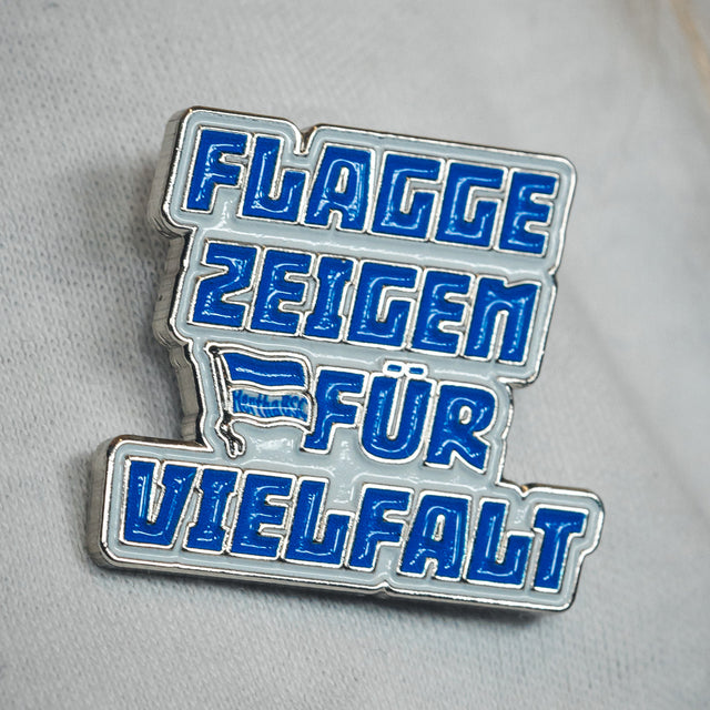 Hertha Pin Flagge zeigen für Vielfalt Detail