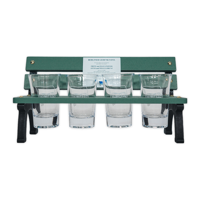 Hertha Gründungsbank mit Schnapsgläsern Frontansicht