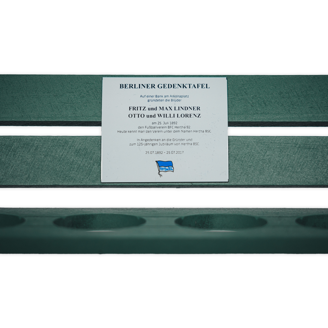 Hertha Gründungsbank mit Schnapsgläsern Detail Gedenktafel