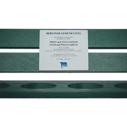 Hertha Gründungsbank mit Schnapsgläsern Detail Gedenktafel