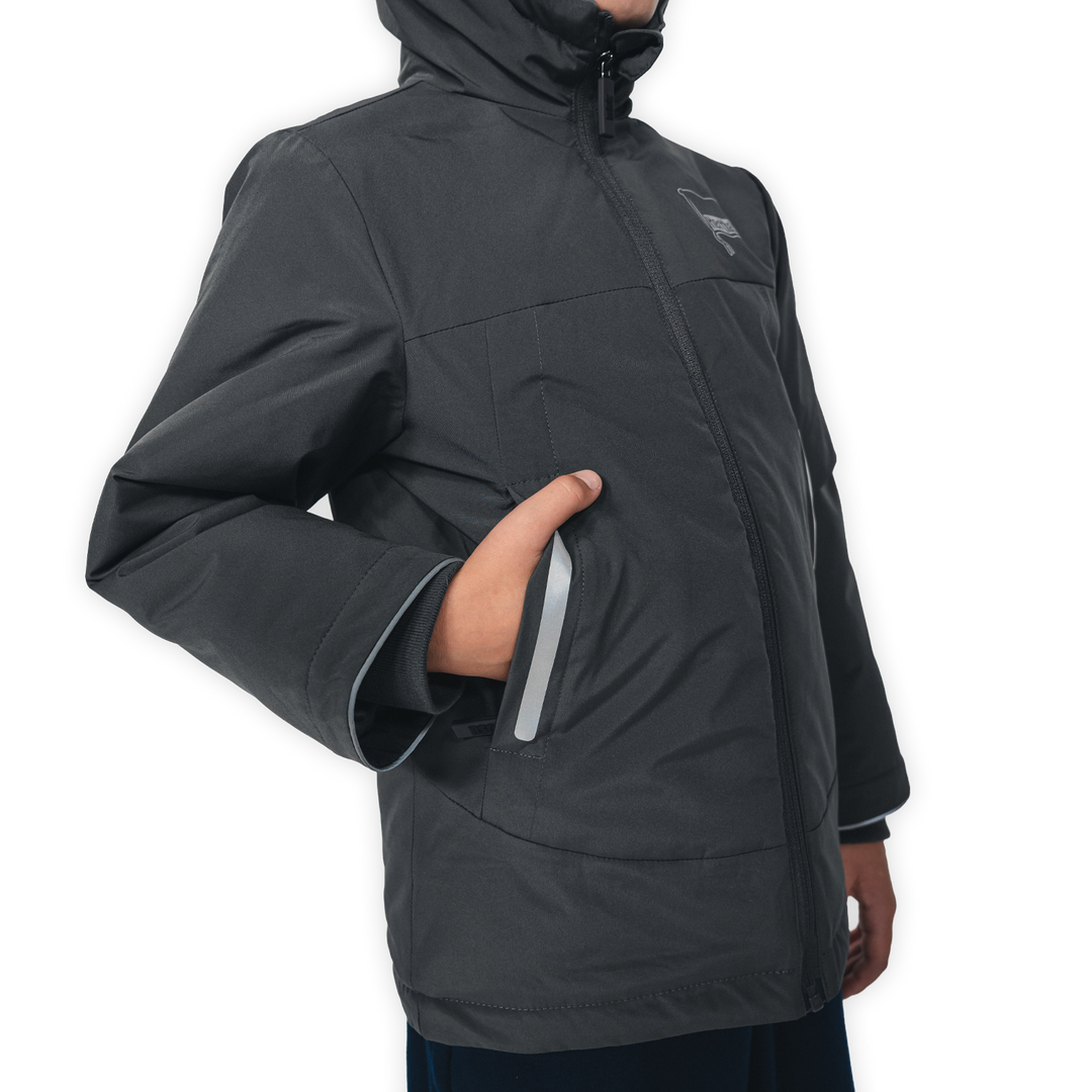 Hertha Jacke Kids Reflective seitlich mit Hand in der Jackentasche