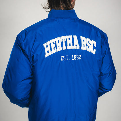 Hertha Jacke College Blau Detail Rückansicht Terry Applikation