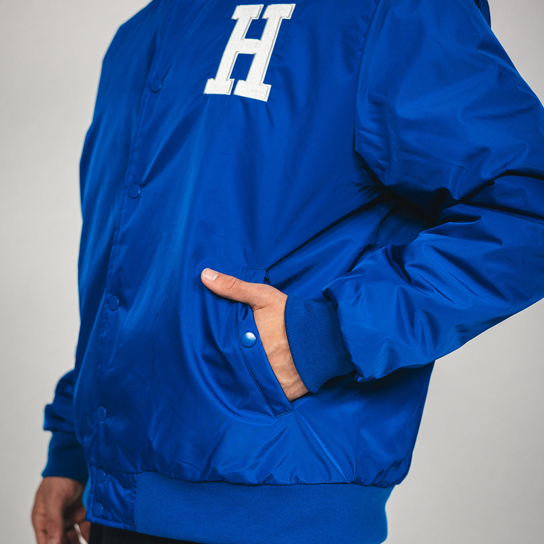 Hertha Jacke College Blau Detail Hände in der Jackentasche