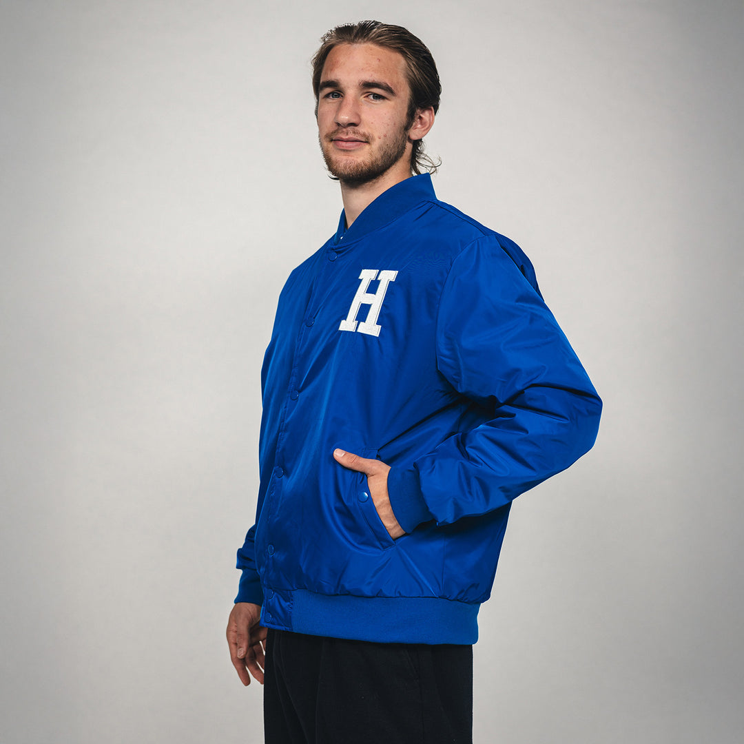 Hertha Jacke College Blau seitlich mit Hände in den Jackentaschen