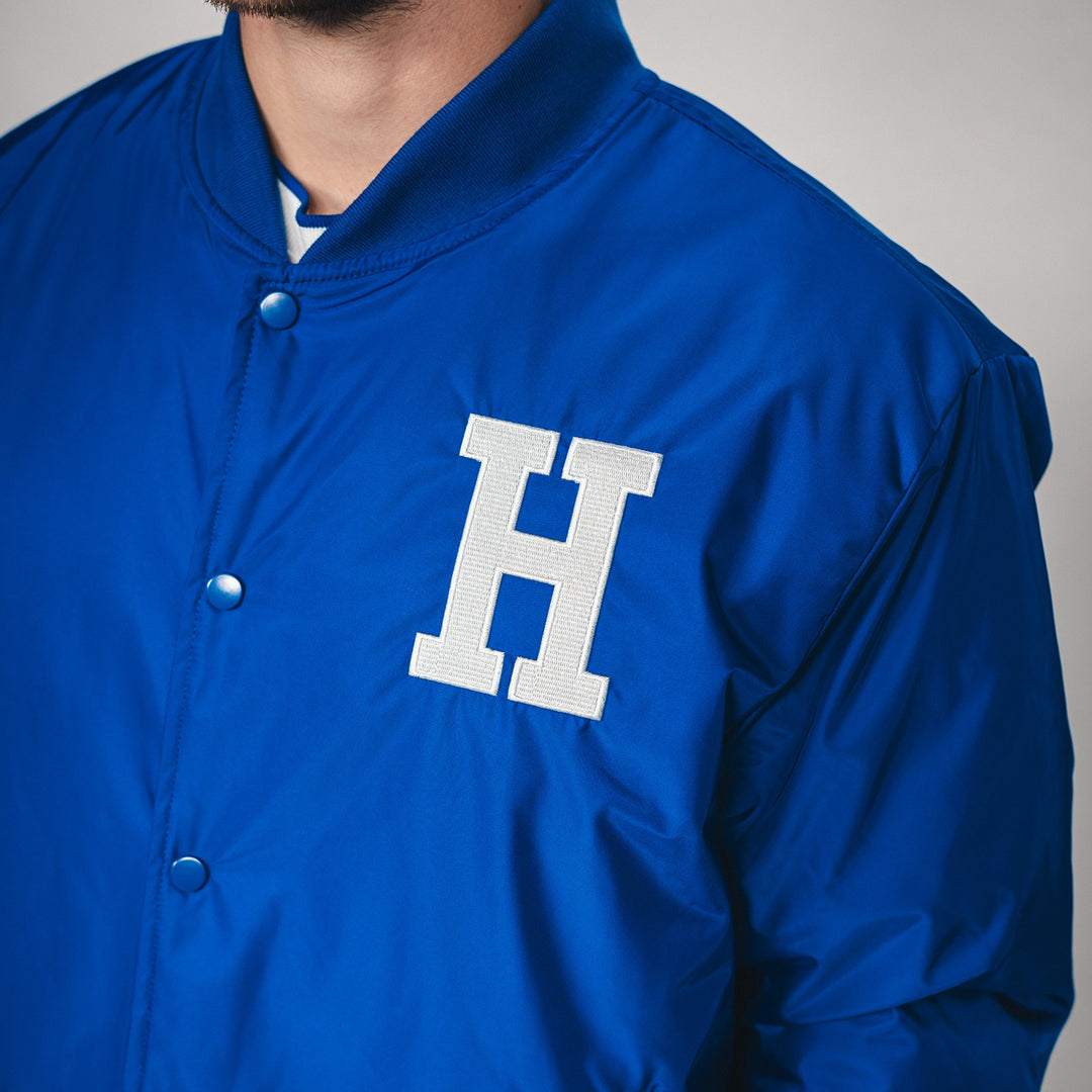Hertha Jacke College Blau Detail H Stick