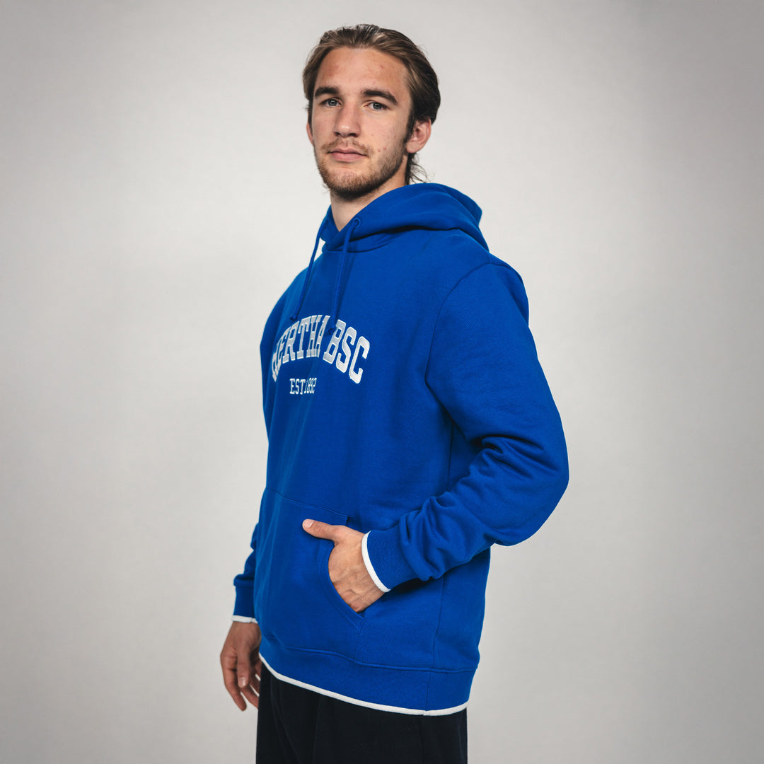 Hertha Hoodie College Blau Seitenansicht mit Hand in Bauchtasche