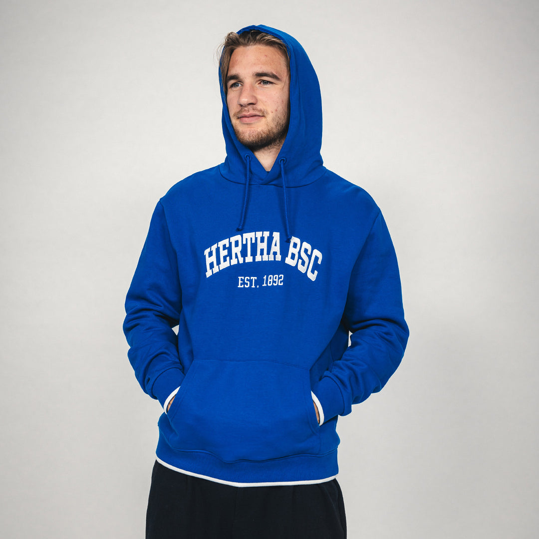 Hertha Hoodie College Blau an Sebastian Weiland mit Kapuze auf
