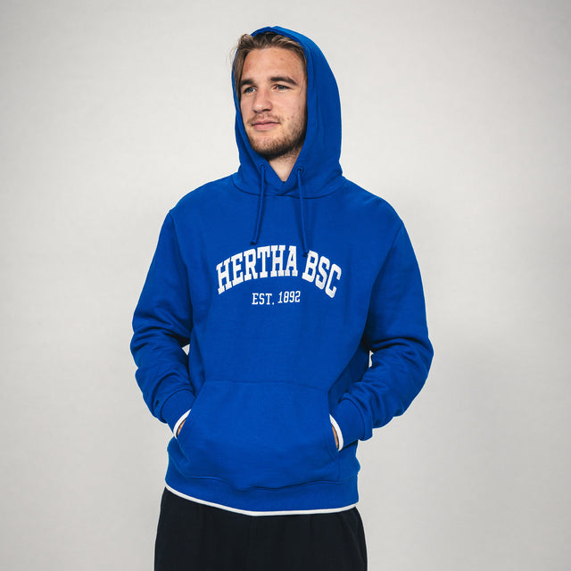Hertha Hoodie College Blau an Sebastian Weiland mit Kapuze auf