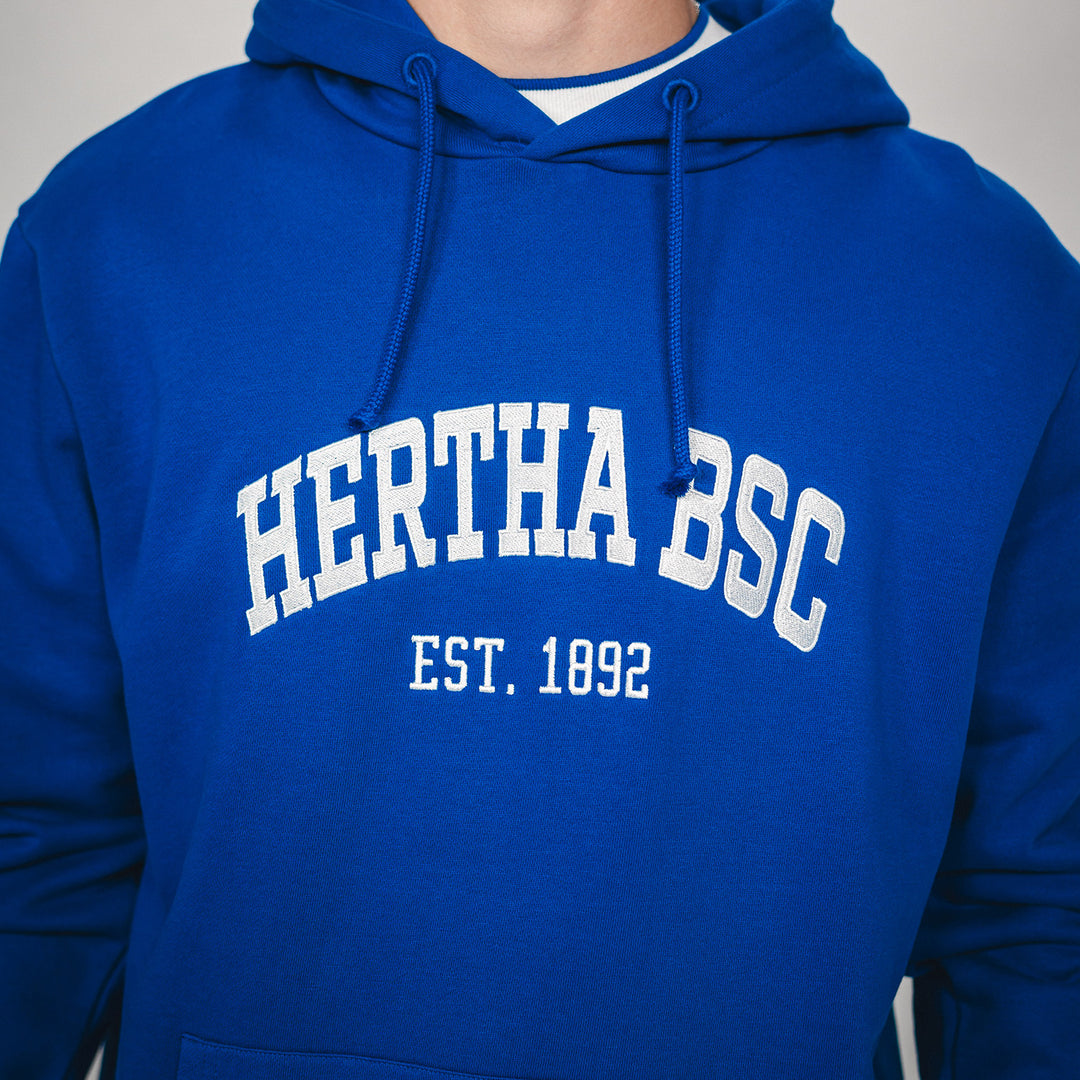 Hertha Hoodie College Blau Detail Vorderansicht Stick