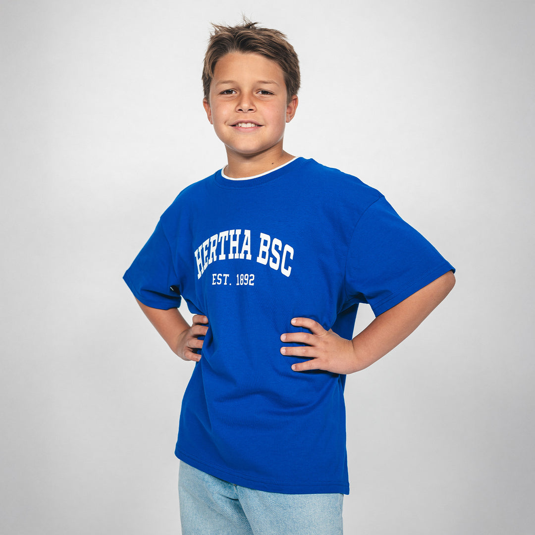 Hertha T-Shirt College Blau Kids an Model Vorderansicht