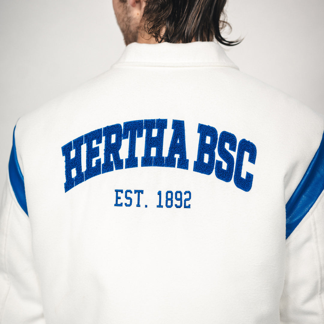 Hertha College Jacke Weiß Detail Rückansicht mit Terry Applikation
