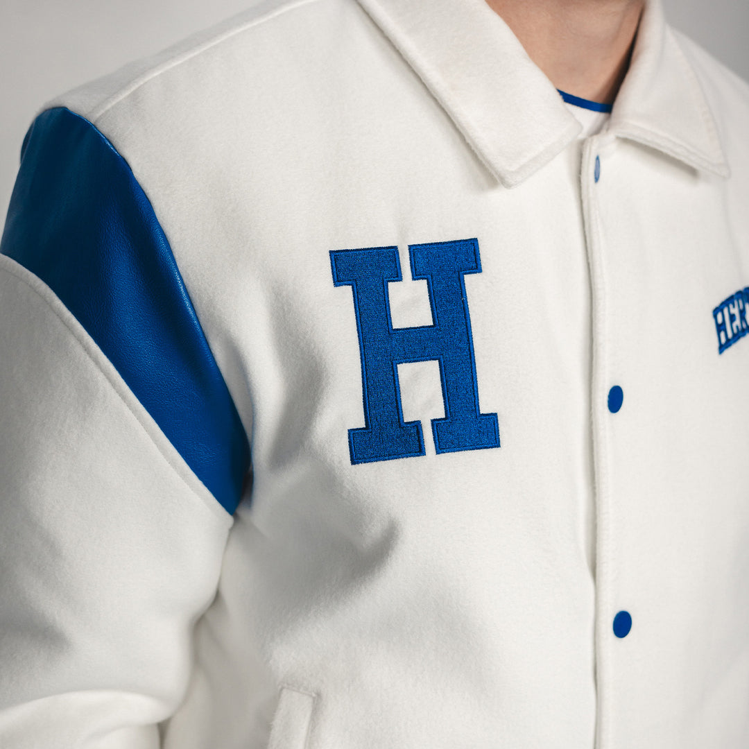 Hertha College Jacke Weiß Detail Stick rechte Brust