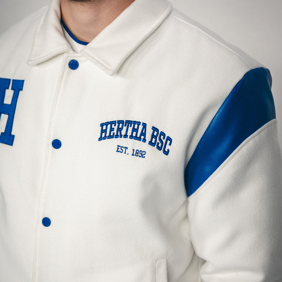 Hertha College Jacke Weiß Detail Stick linke Brust