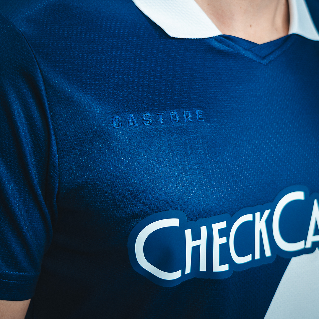 Hertha H-Trikot 25/26 Castore Logo Detailansicht