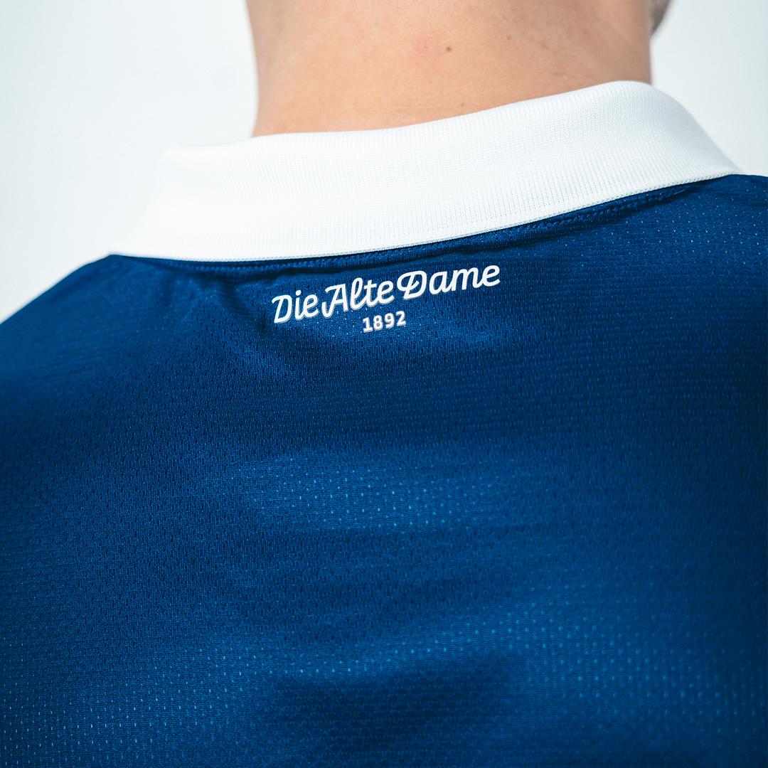 Hertha H-Trikot 25/26 langarm "Die Alte Dame" Logo Detailansicht