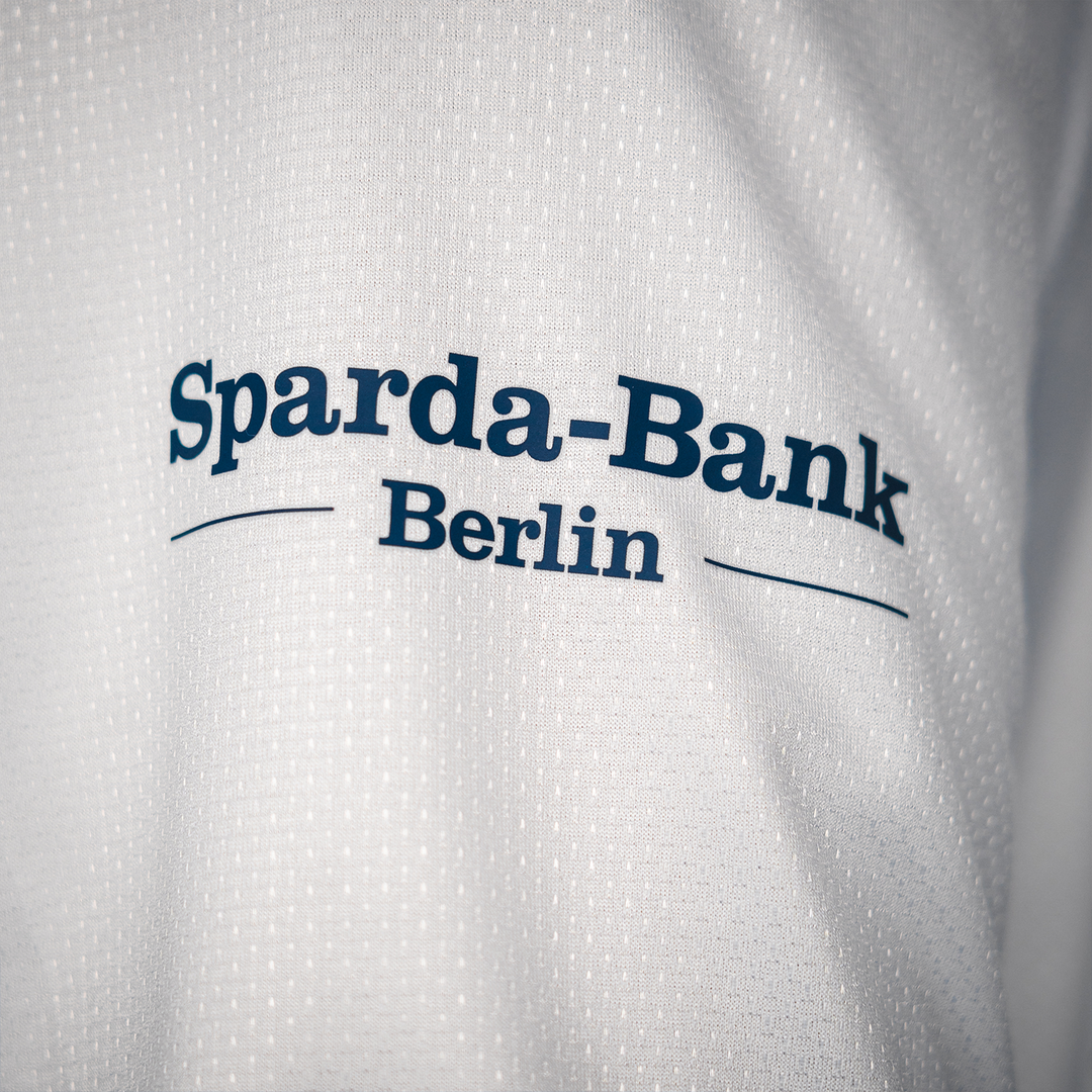 Hertha H-Trikot 25/26 langarm Sparda-Bank Logo Detailansicht