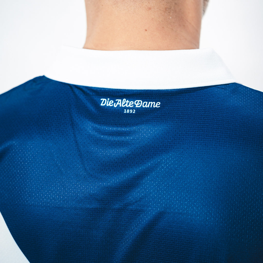 Hertha H-Trikot Herthafrauen 25/26 Detail Nacken-Logo "Die Alte Dame"