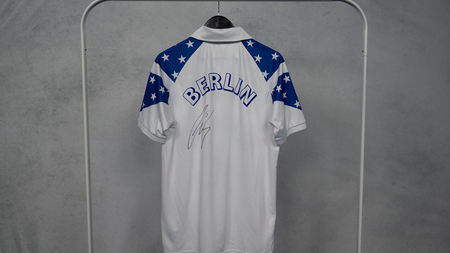 Hertha Autogramm Sternetrikot #5 Jensen Rükseite