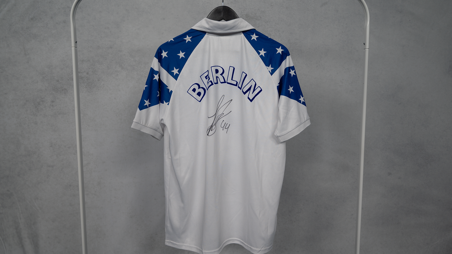 Hertha Autogramm Sternetrikot #44 Gechter Rückseite