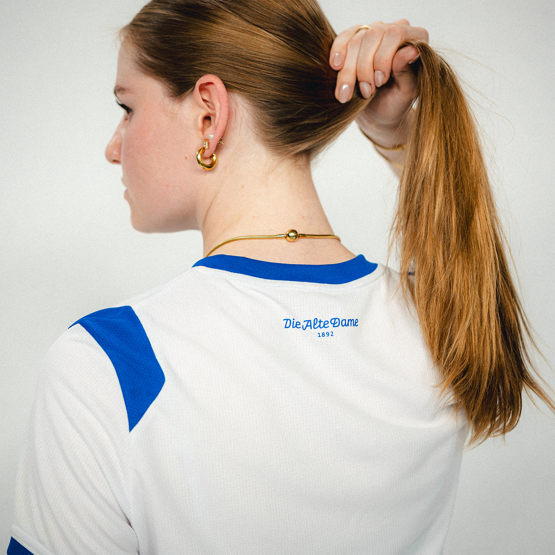 Hertha Heimtrikot 26/27 Damenschnitt Modelbild Schriftzug Rückseite