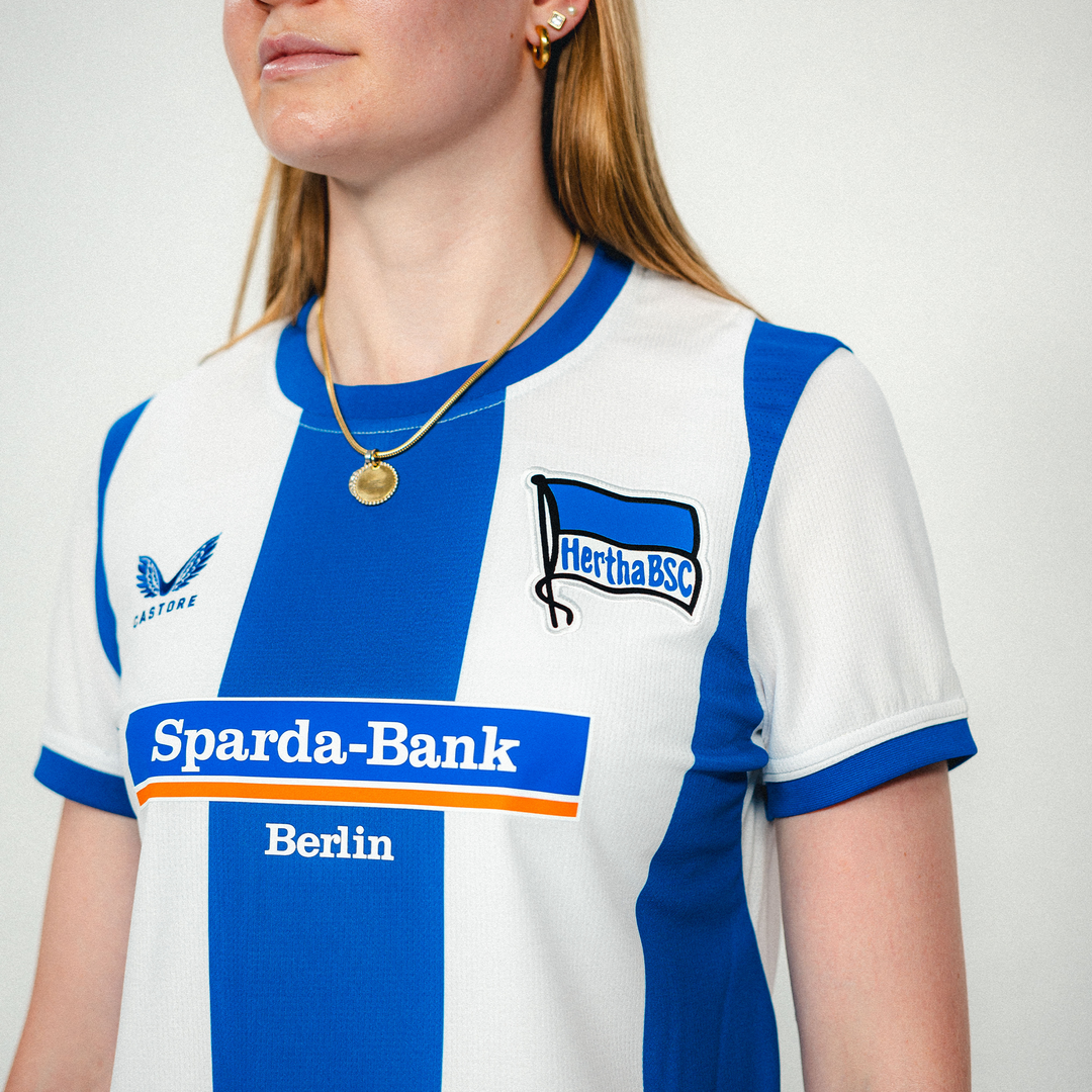 Hertha Heimtrikot 26/27 Damenschnitt Modelbild Fahne nah