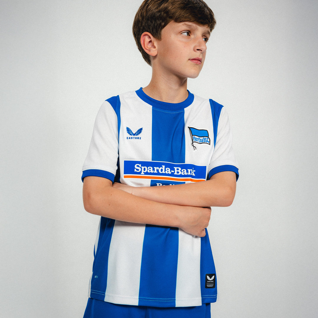 Hertha Heimtrikot Kids 26/27 Modelbild Arme verschrenkt