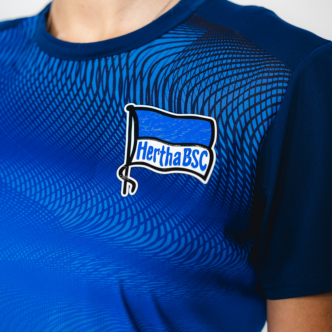 Hertha BSC Prematch Shirt 26/27 Damenschnitt Detail Fahne