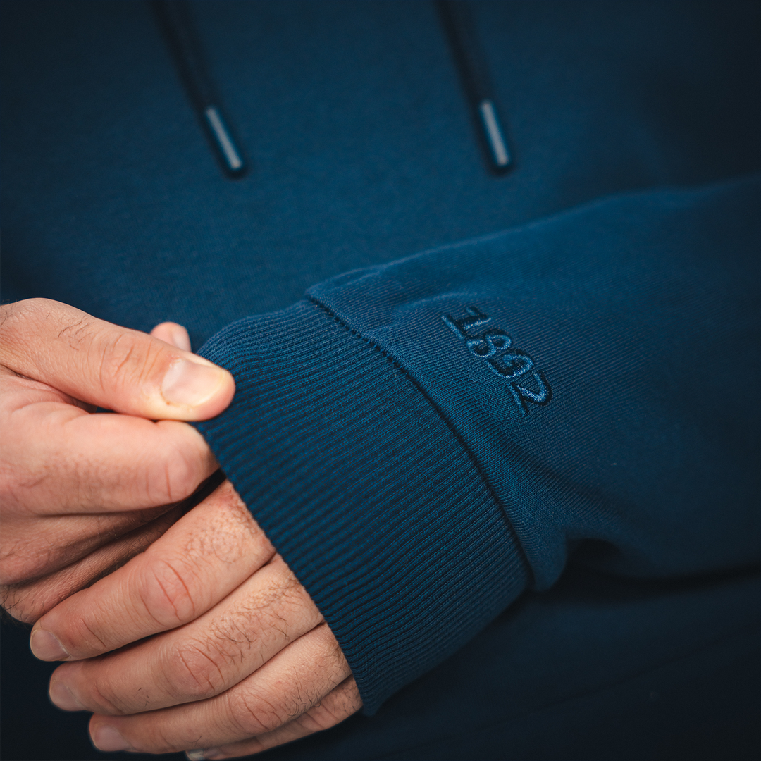 Hertha Hoodie Tag Blau Weiß Detail Ärmel