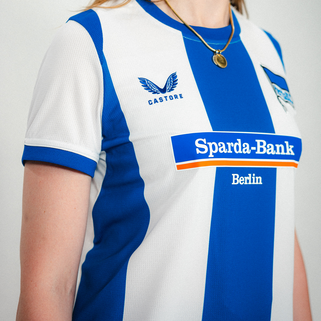 Hertha Heimtrikot 26/27 Damenschnitt Vorderansicht nah