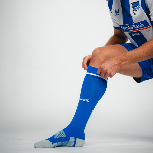 Hertha Heimstutzen 26/27 blau getragen an Model