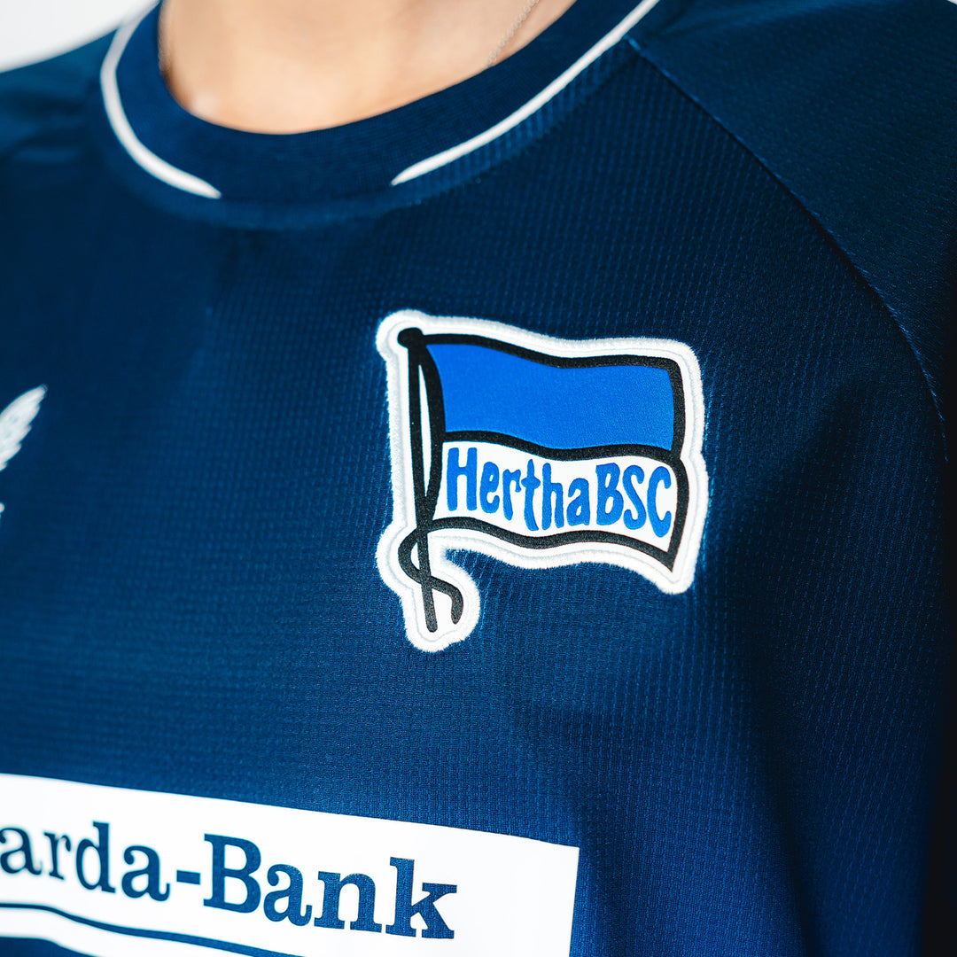 Hertha BSC Auswärtstrikot Damenschnitt 26/27 Detail Fahne