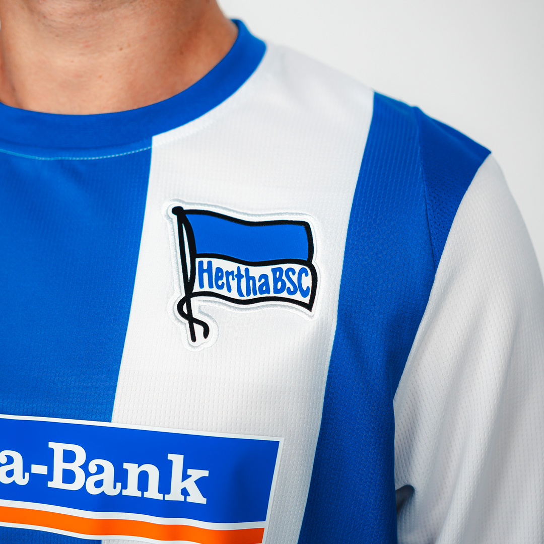 Hertha Heimtrikot 26/27 langarm Detail Fahne