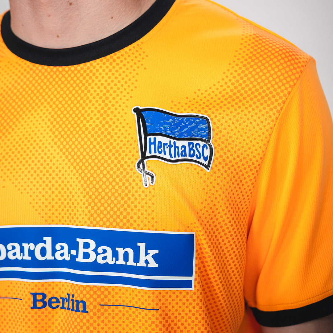 Hertha Torwarttrikot 26/27 orange kurzarm Detail Hertha Fahne