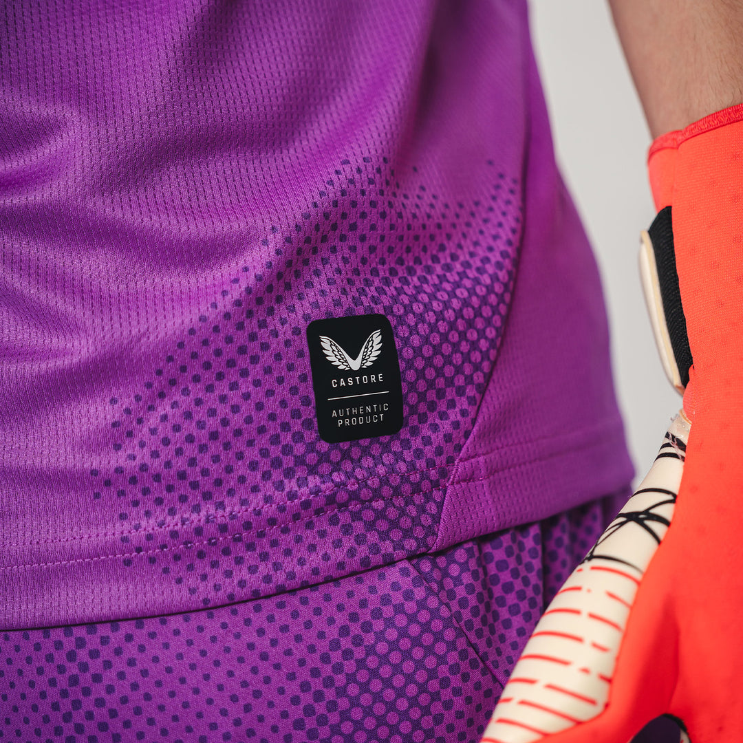 Hertha Torwarttrikot 26/27 violett kurzarm Detail Castore Badge