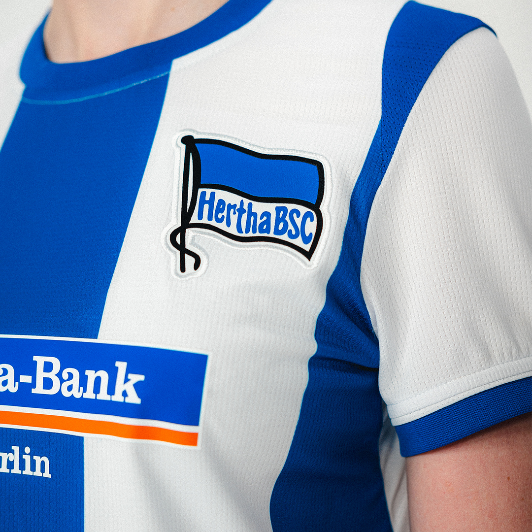 Hertha Heimtrikot 26/27 Damenschnitt Detail Hertha Fahne