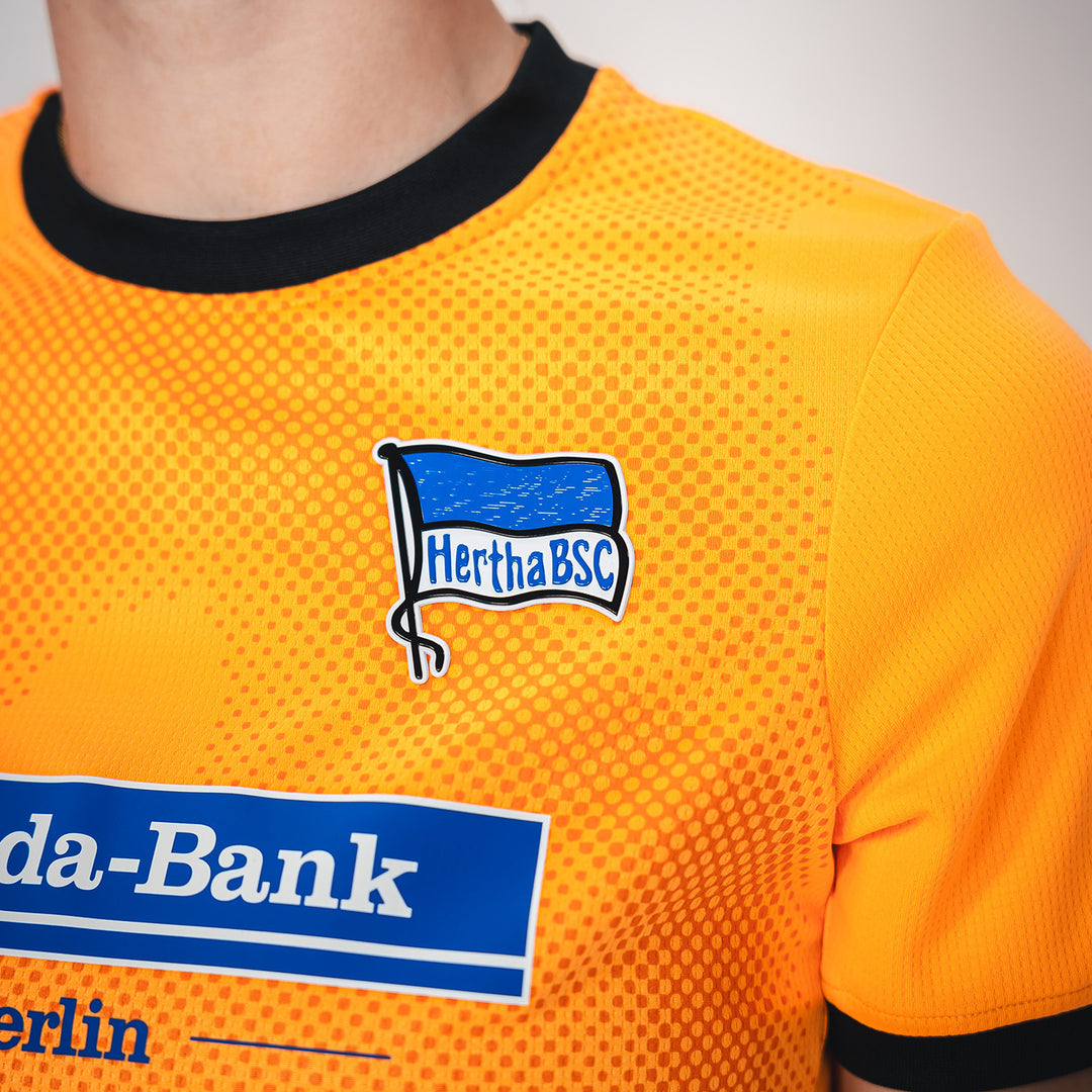 Hertha Torwarttrikot 26/27 orange Damenschnitt Detail Hertha Fahne