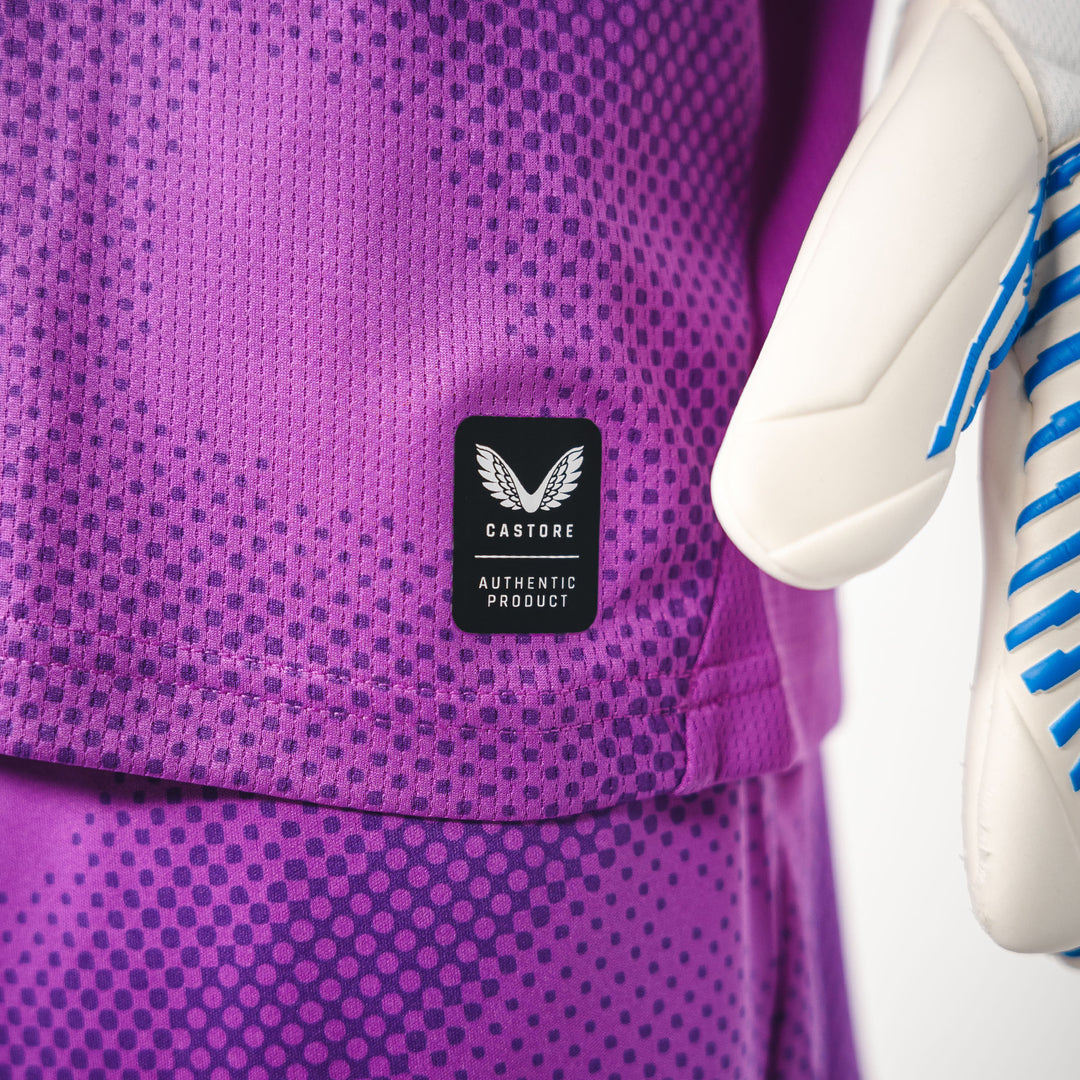 Hertha Torwarttrikot Kids 26/27 violett kurzarm Detail Castore Badge