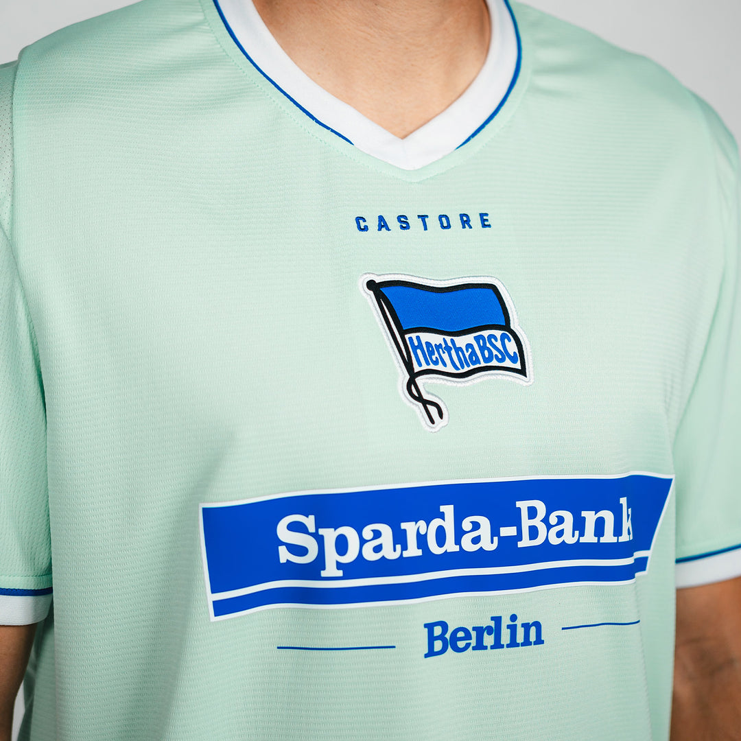 Hertha Ausweichtrikot 26/27 Detail Logos Vorderseite