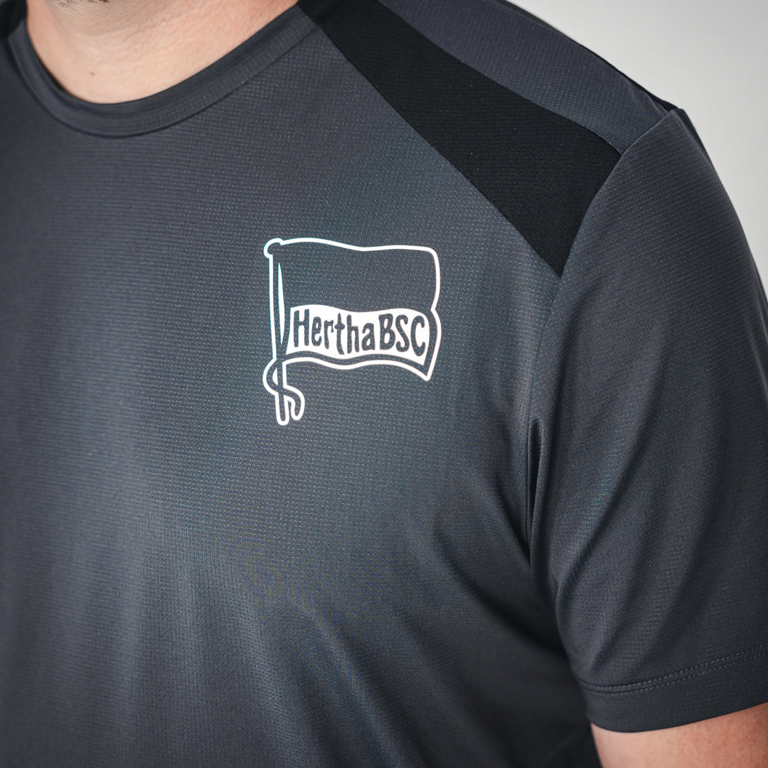 Hertha Trainingsshirt Profi 26/27 Trainerversion Detail Hertha Fahne