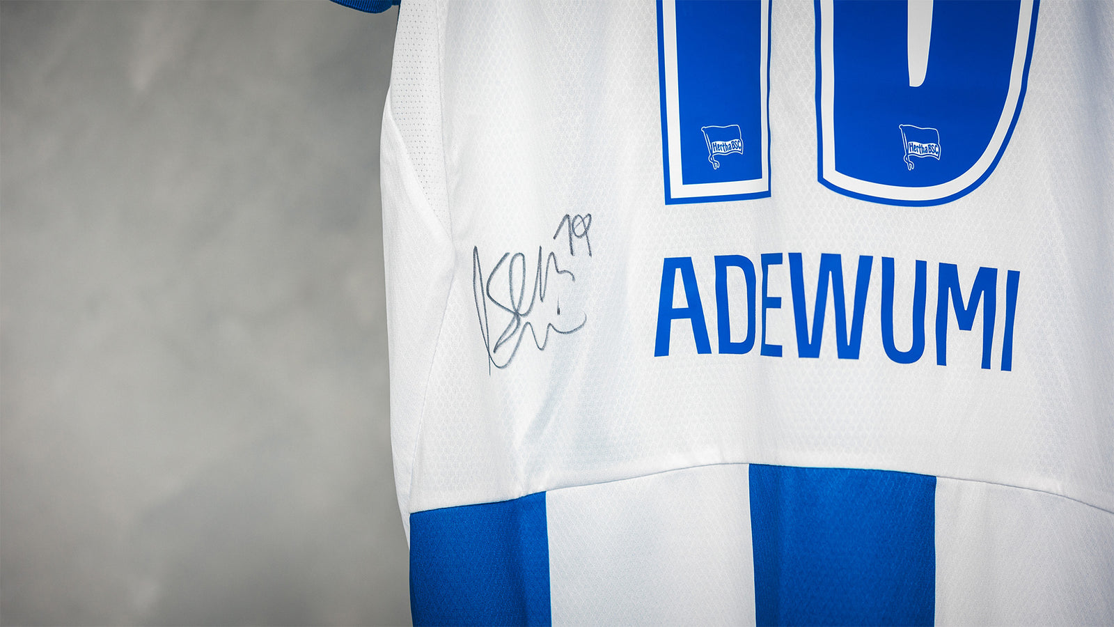 Hertha Match vorbereitetes Trikot Adewumi DFB Pokal #FCSBSC Rückansicht Unterschrift