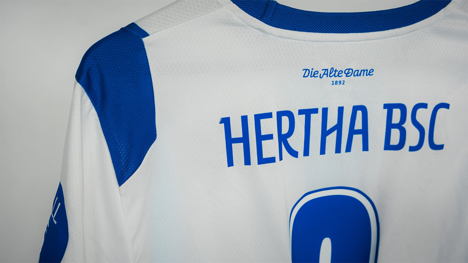 Hertha Matchworn Heimtrikot Sessa 8 #BSCFCM Rückseite Detail