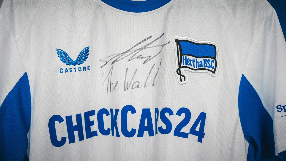 Hertha Auswärtstrikot 25/26 Martin Schindler "The Wall" Detail Unterschrift
