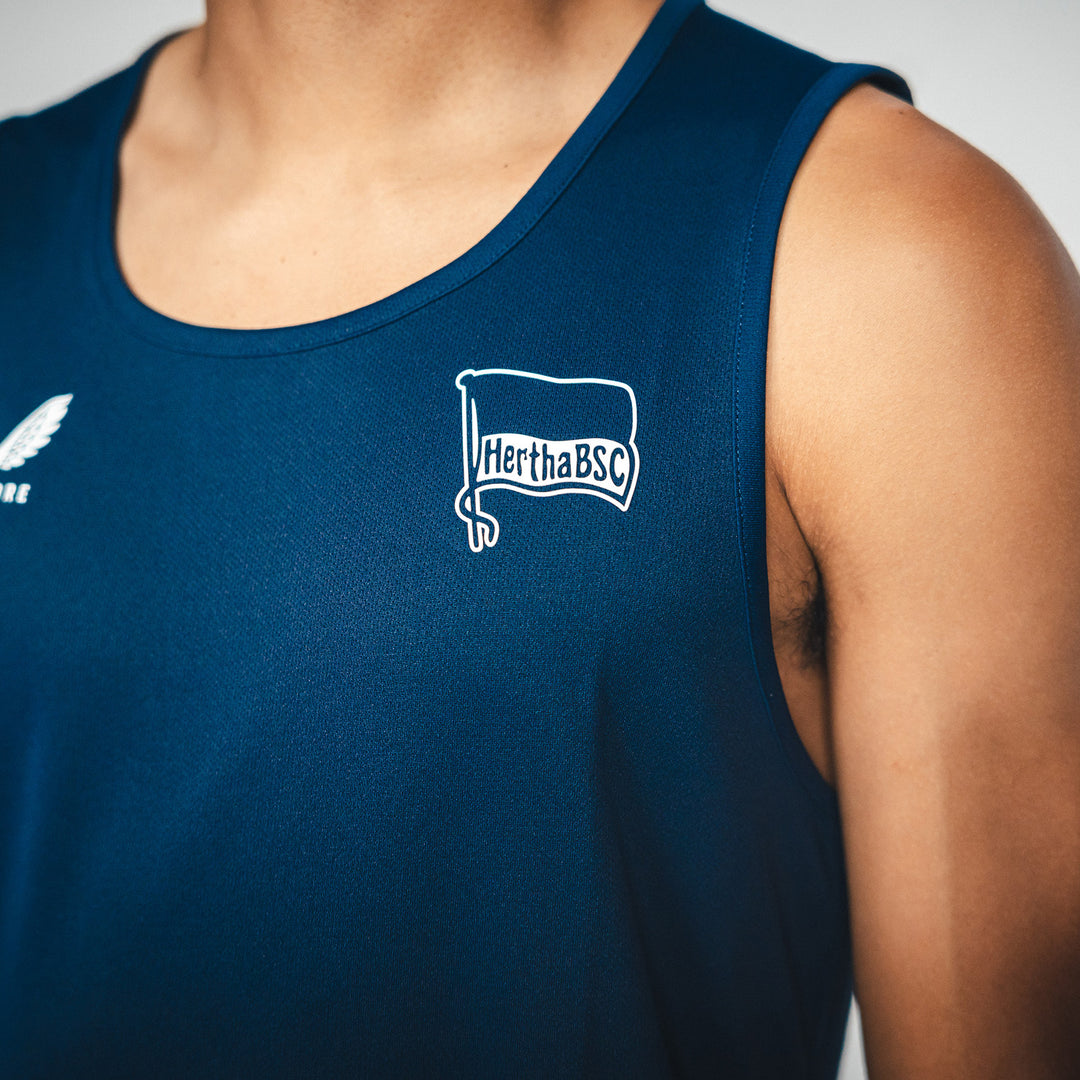 Hertha Trainingstop Castore navy Detail Hertha Fahne