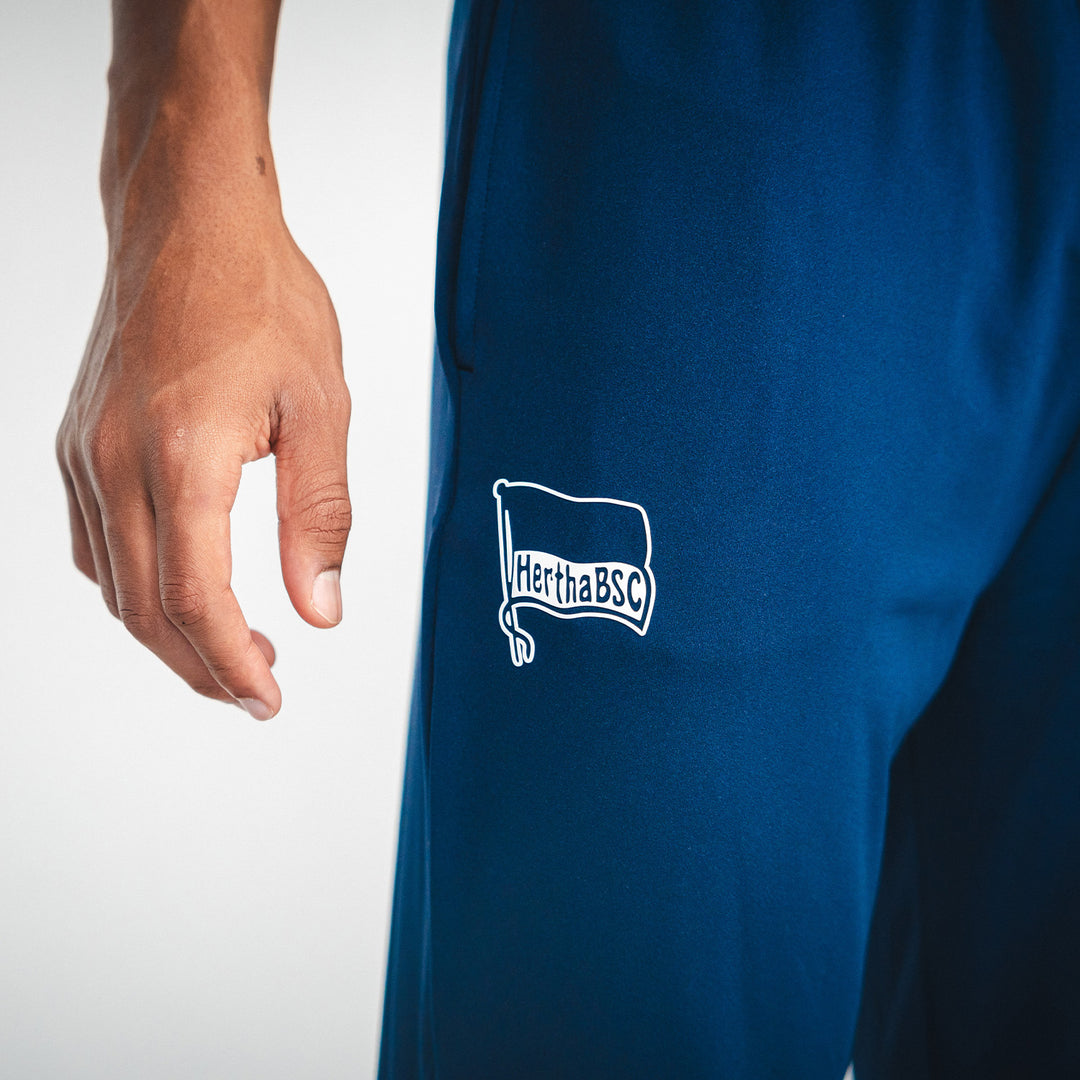 Trainingshose Castore mit Taschen navy Detail Hertha-Fahne
